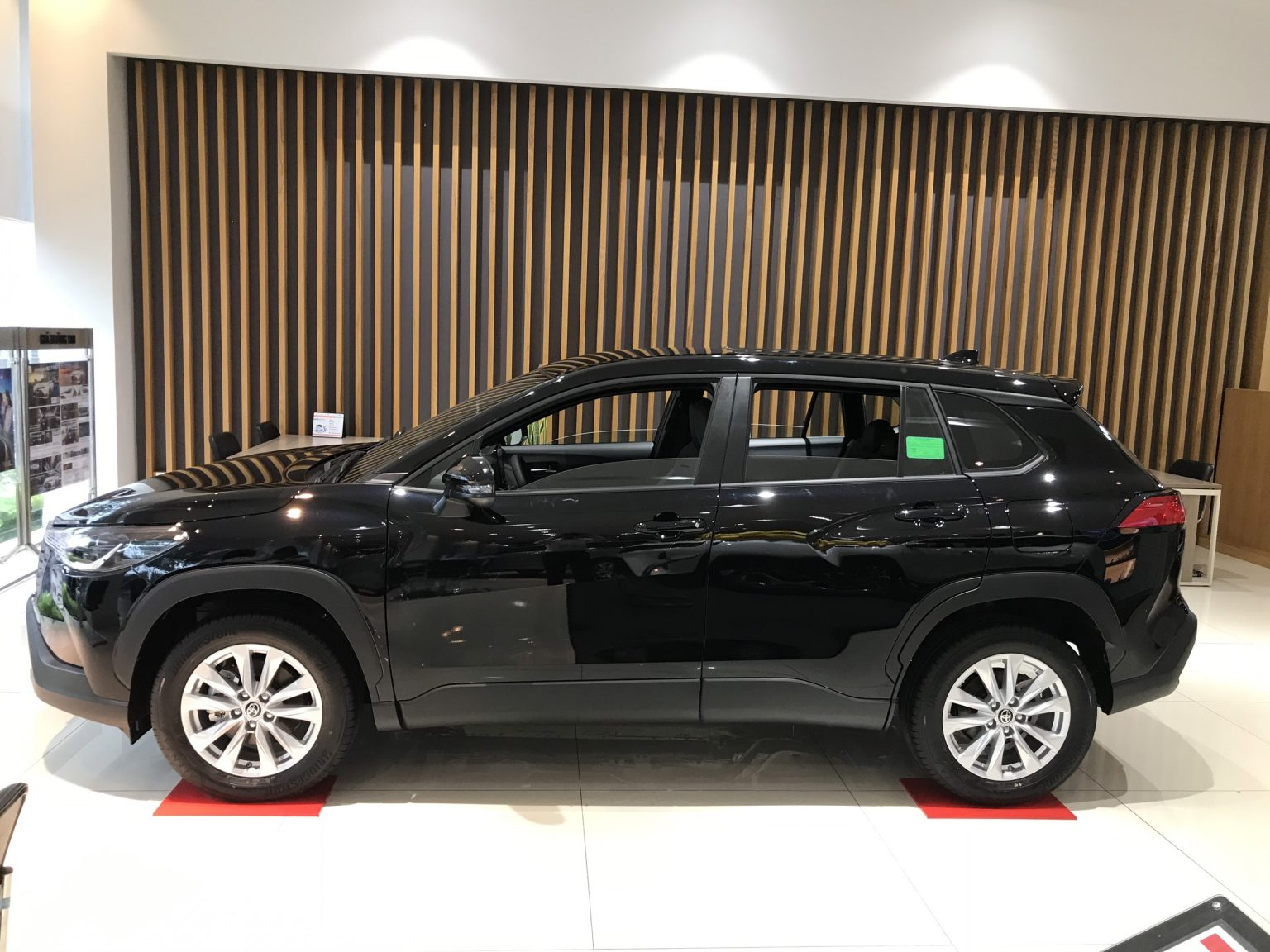 Thiết kế mặt h&ocirc;ng xe Toyota Corolla Cross m&agrave;u đen