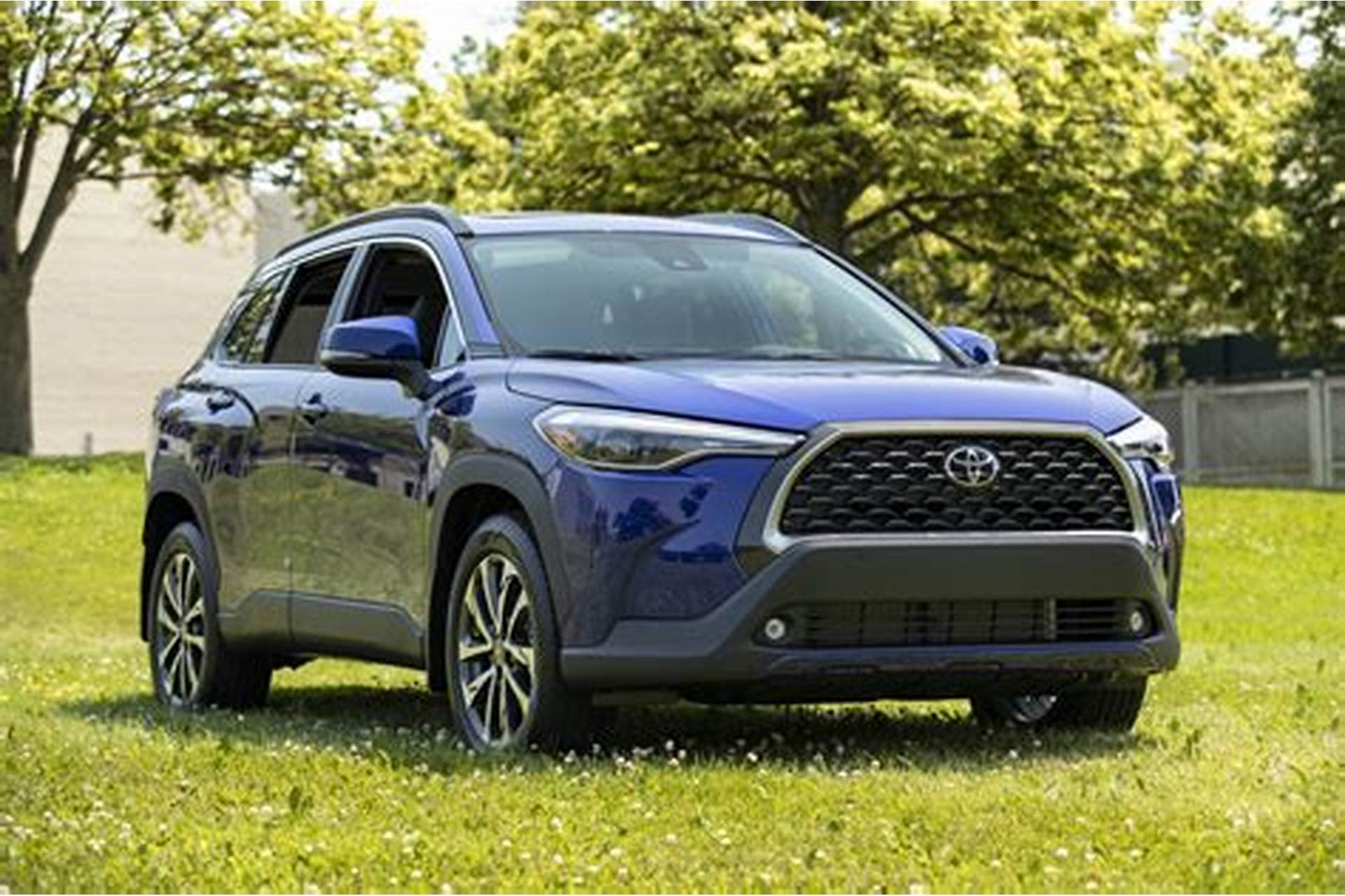 Thiết kế phần đầu xe sang trọng