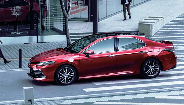 Gi&aacute; xe Camry 2.5Q 2023 ni&ecirc;m yết v&agrave; lăn b&aacute;nh mới