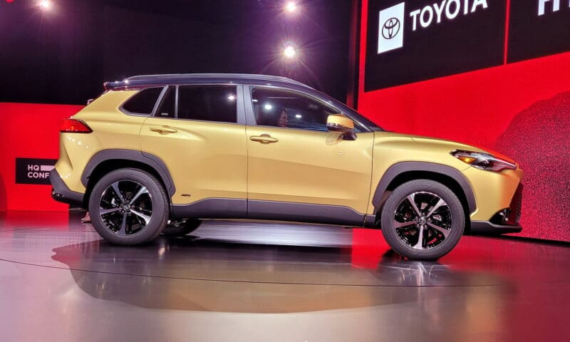 Thiết kế phần bên hông xe Toyota Cross 2023