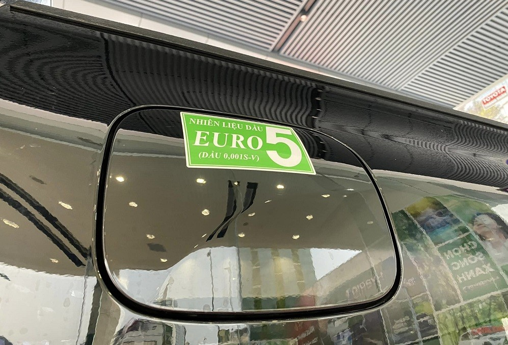 Hilux 2023 sử dụng nhi&ecirc;n liệu đ&aacute;p ứng ti&ecirc;u chuẩn kh&iacute; thải Euro5