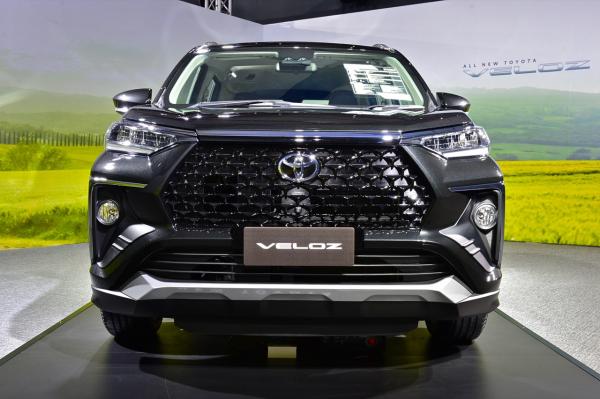 Phần đầu xe Veloz Cross màu đen