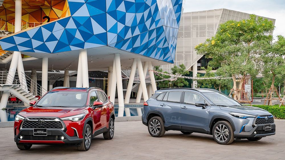 N&ecirc;n lựa chọn xe Toyota Cross phi&ecirc;n bản n&agrave;o?