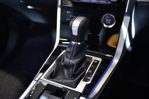 Cần số xe Veloz Cross 2022