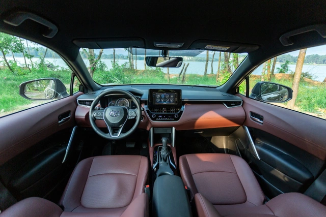 Nội thất xe Toyota Corolal Cross 1.8G bản tiêu chuẩn