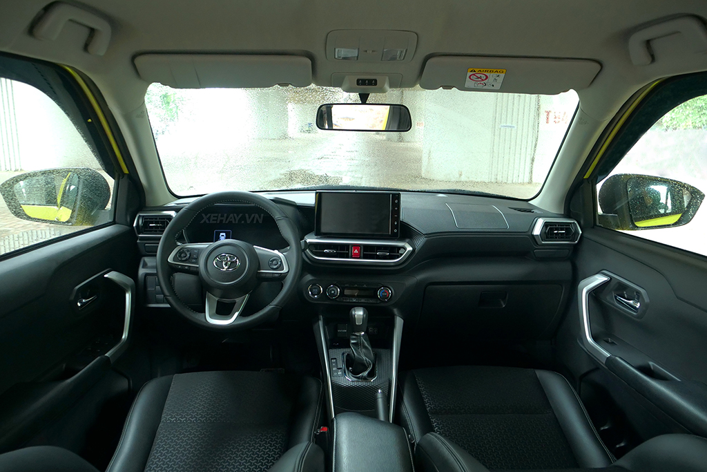 Tổng quan khoang l&aacute;i v&agrave; nội thất