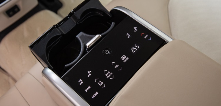 Tựa tay ở h&agrave;ng ghế thứ 2