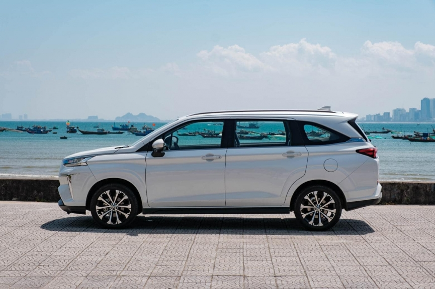 Mặt bên hông xe Toyota Veloz