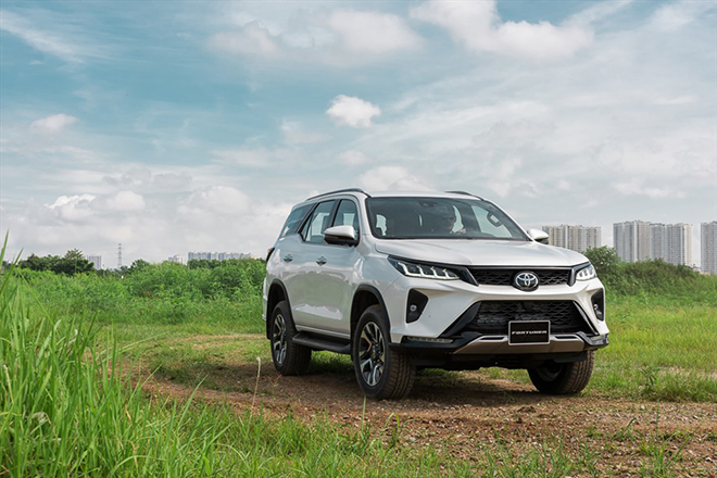 giá xe Toyota Fortuner 2.4MT 4x2