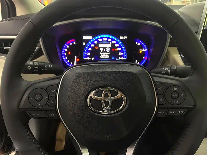 Thiết kế vô lăng 3 chấu bọc da sang trọng