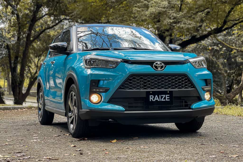 Đầu xe với lưới tản nhiệt nổi bật