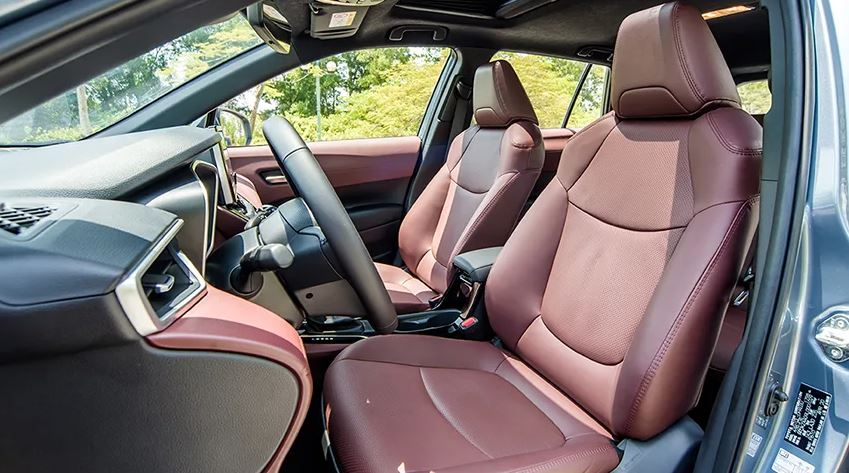 Toyota Cross Hybrid được trang bị cửa sổ trời độc đáo