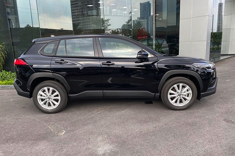 Hai b&ecirc;n h&ocirc;ng xe Toyota Corolla Cross 1.8G 2022