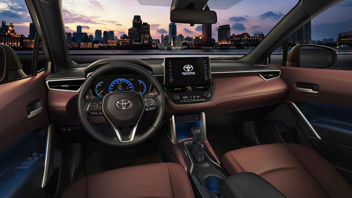 Nội thất Toyota Cross 1.8G 2023 màu đỏ da bò