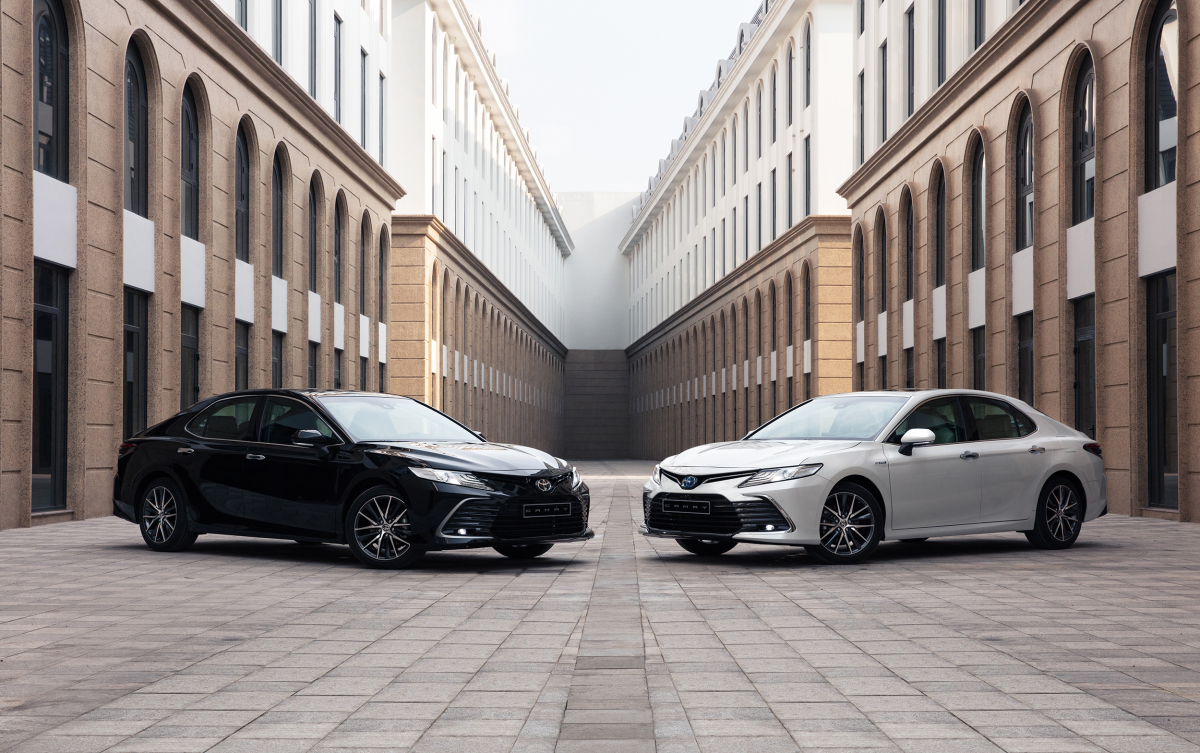 Camry 2023 màu trắng và màu đen