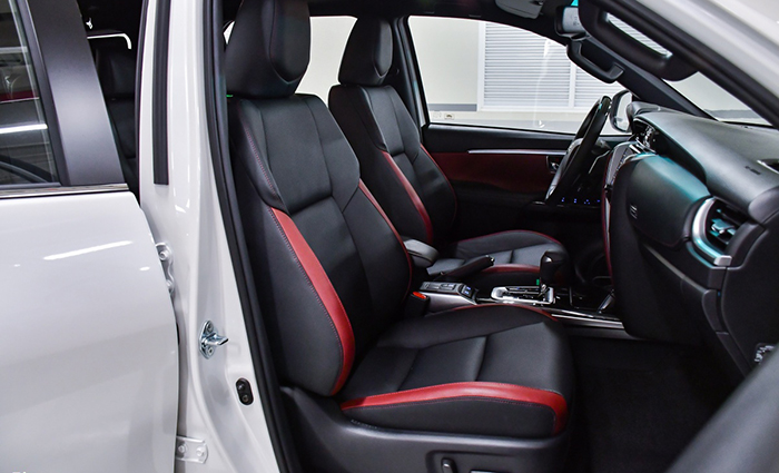 Ghế ngồi bọc da sang trọng với 2 màu đỏ/đen