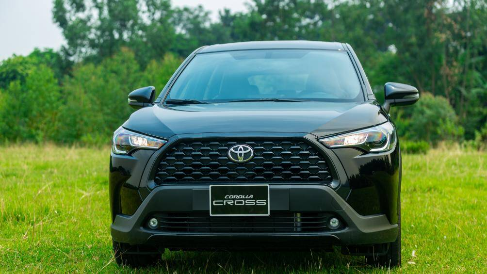 Phần đầu xe Toyota Cross m&agrave;u đen