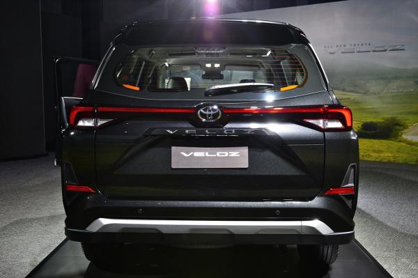 Mặt sau xe Veloz Cross 2022