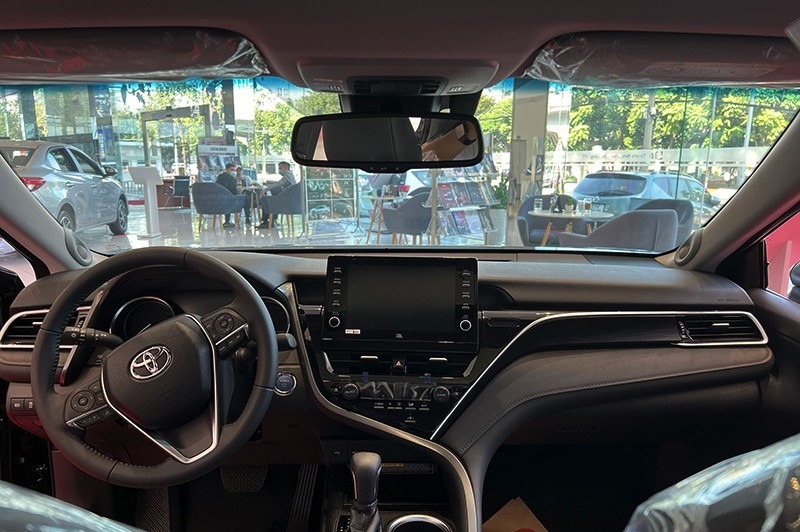 Nội thất Camry 2023 vô lăng tay lái và màn hinh giải trí