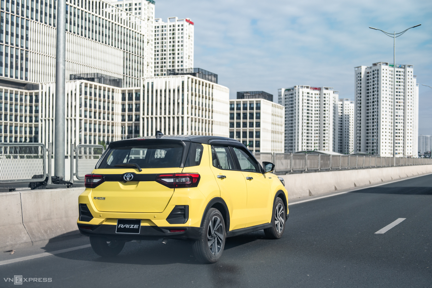 Thiết kế đu&ocirc;i xe cứng c&aacute;p v&agrave; khỏe khoắn