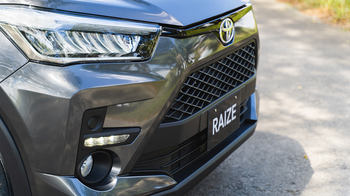 Lưới tản nhiệt nổi bật trước mặt xe