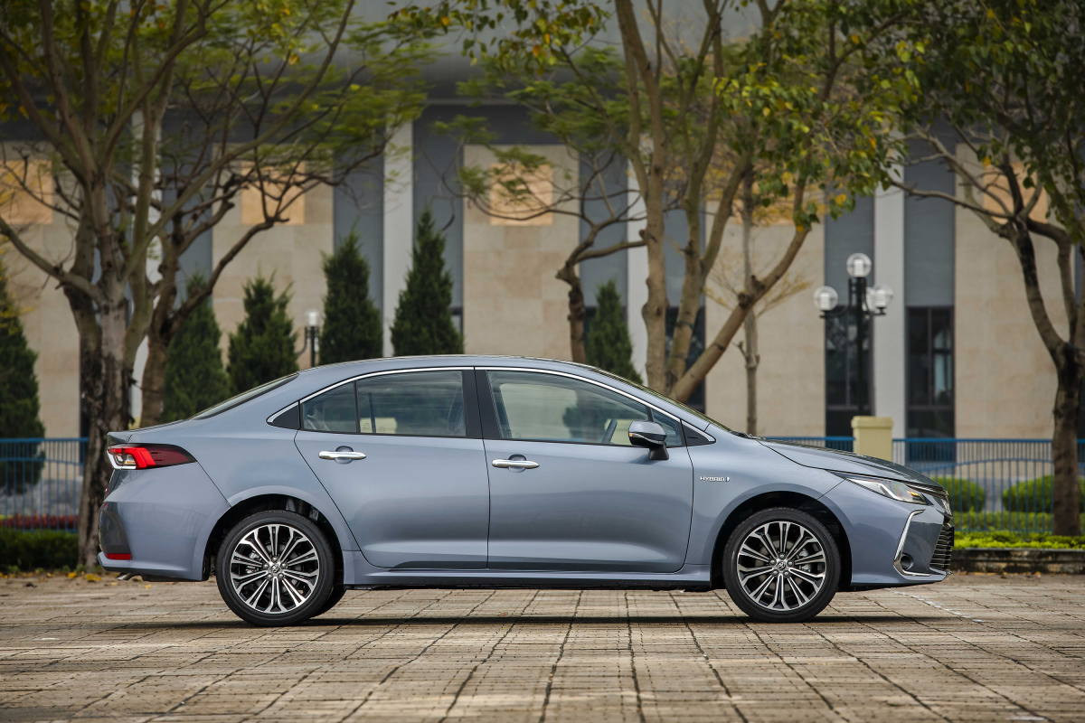 Thiết kế th&acirc;n xe Toyota Corolla Altis Hybrid 2022