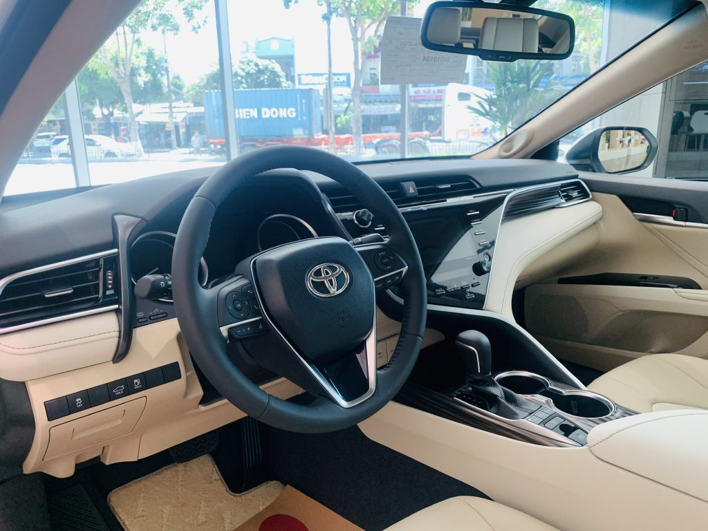 Nội thất xe Camry 2023 m&agrave;u trắng ngọc trai