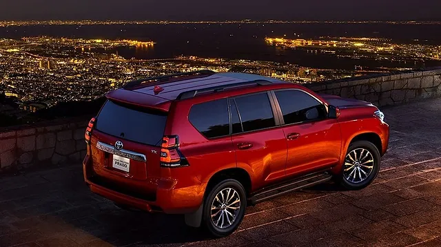 Xe Land Cruiser phi&ecirc;n bản m&agrave;u đỏ