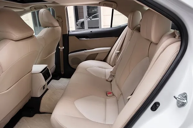 Ghế ngồi sau bọc da sang trọng