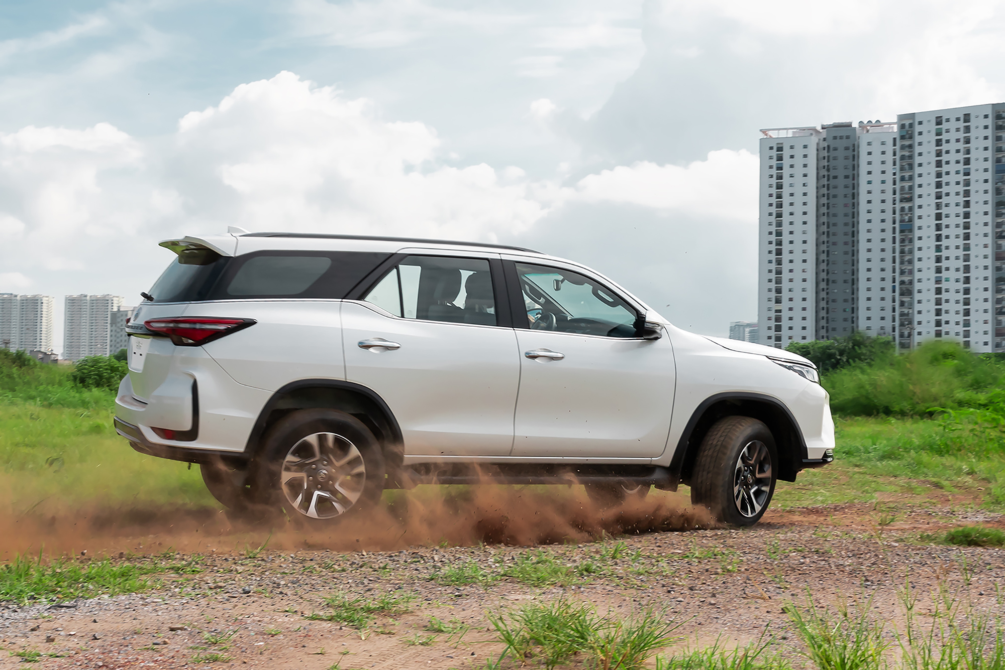 Toyota Fortuner 2023 máy dầu và giá bán