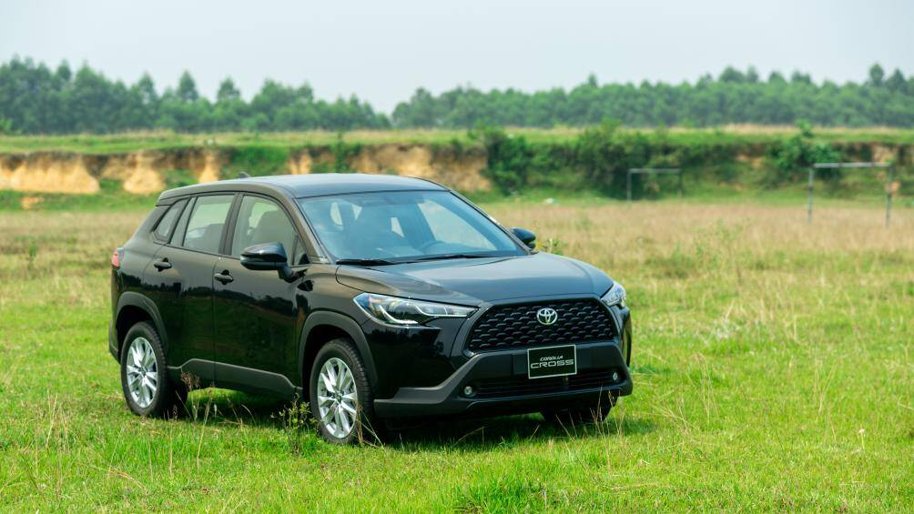 Tổng thể mặt trước xe Toyota Corolla Cross m&agrave;u đen