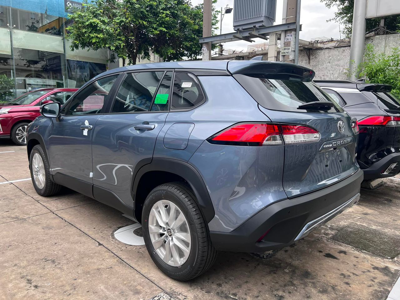 Thiết kế phần đuôi xe Toyota Cross 2023 màu xám