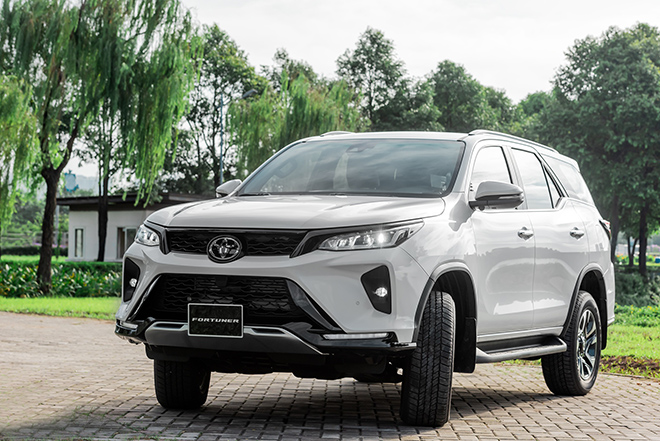 Toyota Fortuner 2023 màu trắng giá lăn bánh