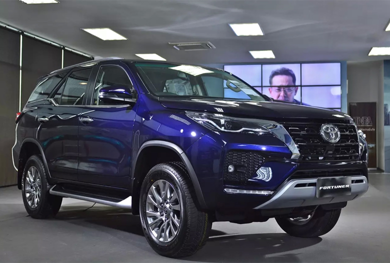 Chi tiết xe Fortuner 2023 máy xăng