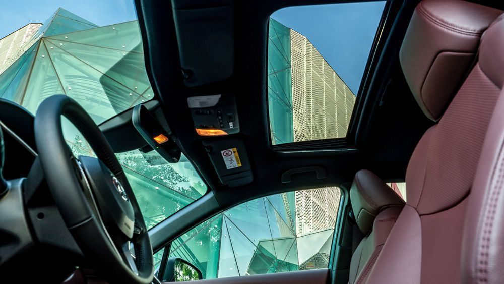 Cửa sổ trời toàn cảnh được trang bị trên bản V và Hybrid