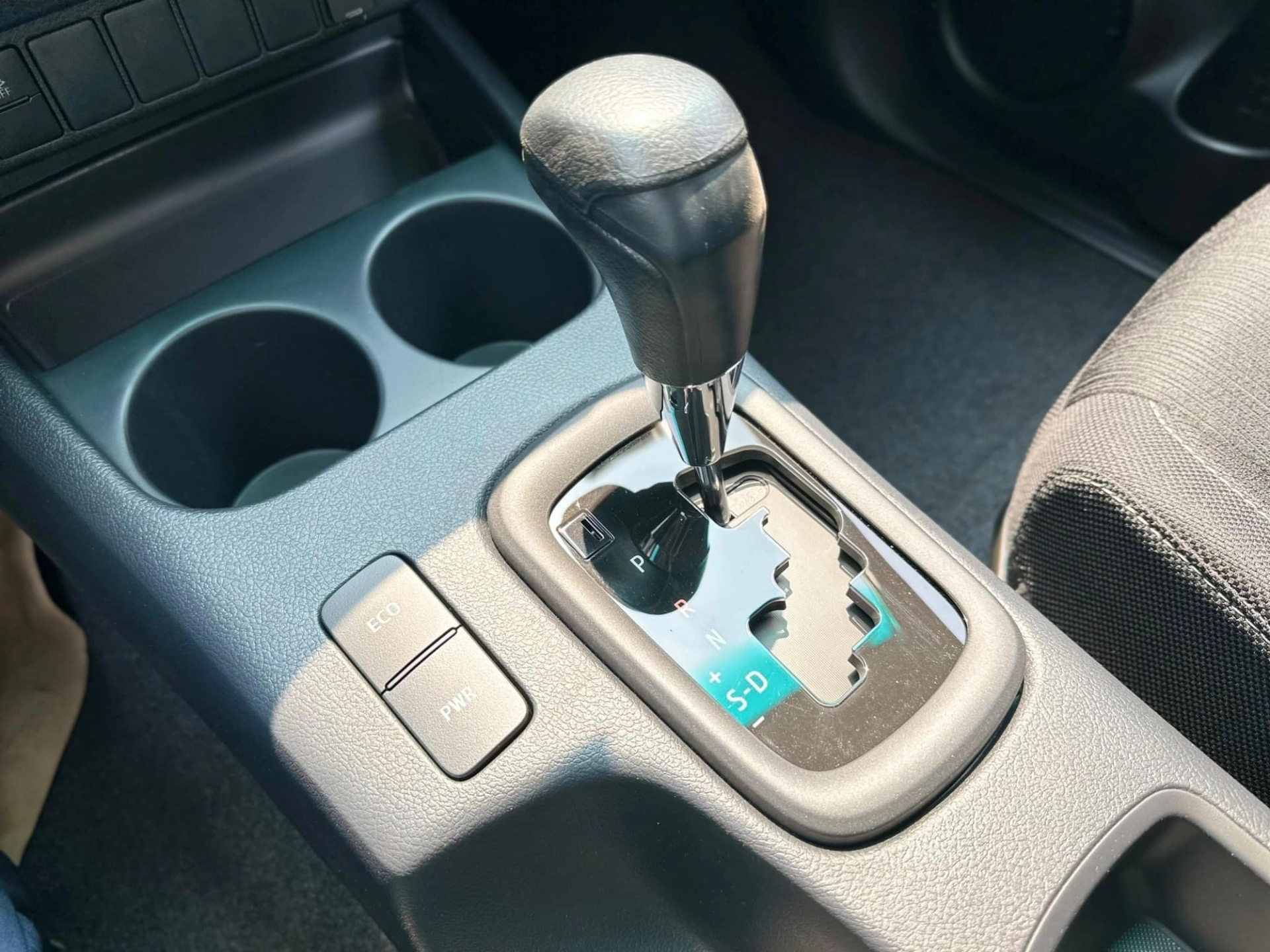 Động cơ v&agrave; hộp số