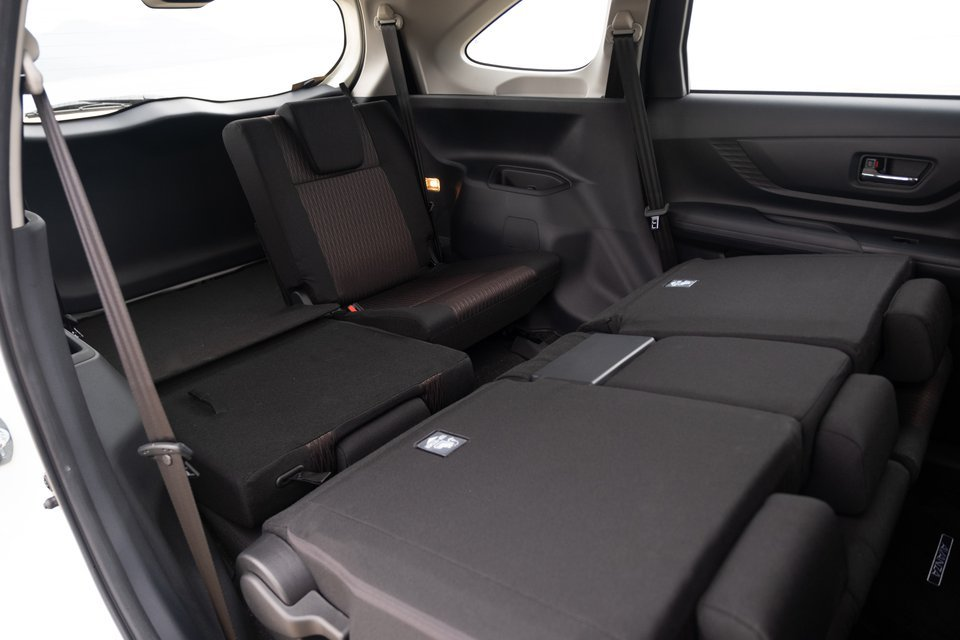 H&agrave;ng ghế thứ hai gập thẳng