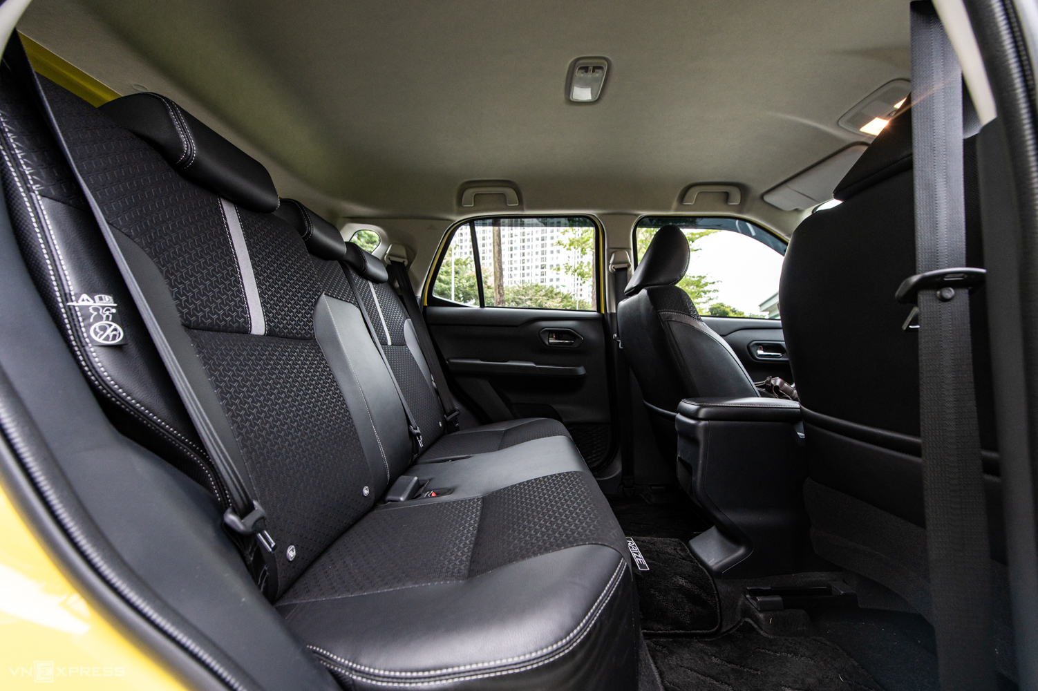 H&agrave;ng ghế ngồi sau 