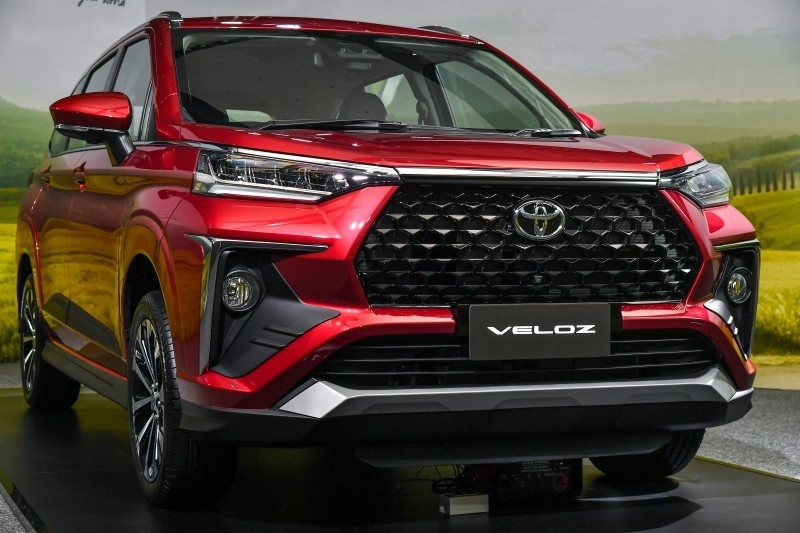 Phần đầu xe Toyota veloz m&agrave;u đỏ