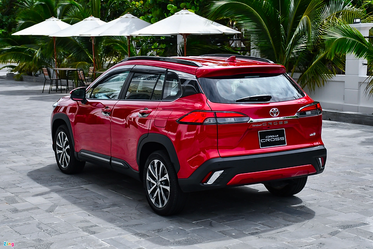 Thiết kế mặt đuôi xe Toyota Cross 1.8V