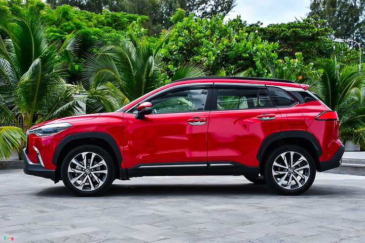 Thiết kế mặt hông xe Toyota Cross 1.8V